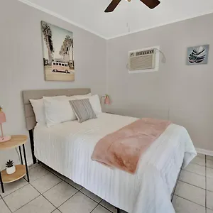 Sf Unit 3 - *across From Beach - Spacious Kitchen/living & Bdr , Panama City Beach United States